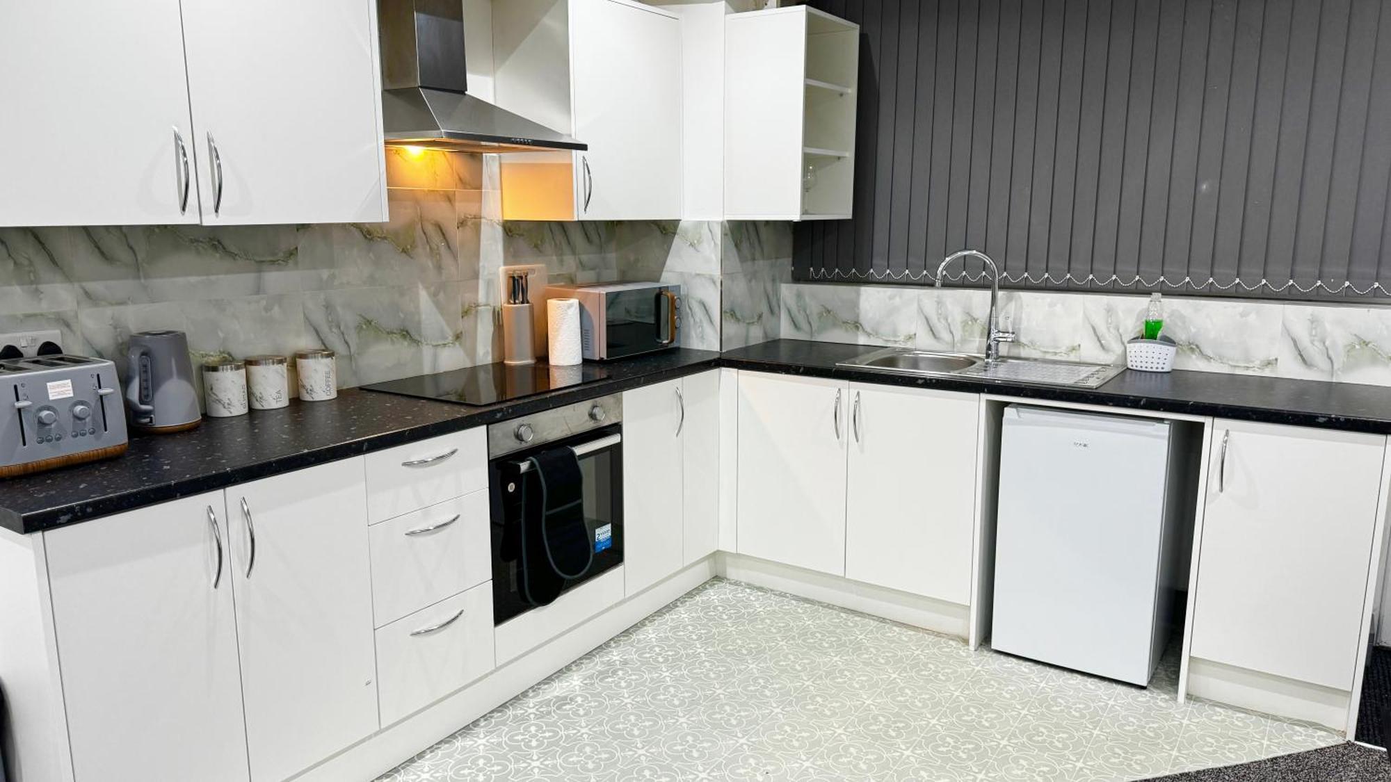 Rnm - Upgraded Business Stay For Travelling Contractors, All Amenities, Private Access Entire Place, Kitchen & Washroom, Smart Tv, Easy Access, Parking Nearby Cradley Heath Eksteriør billede