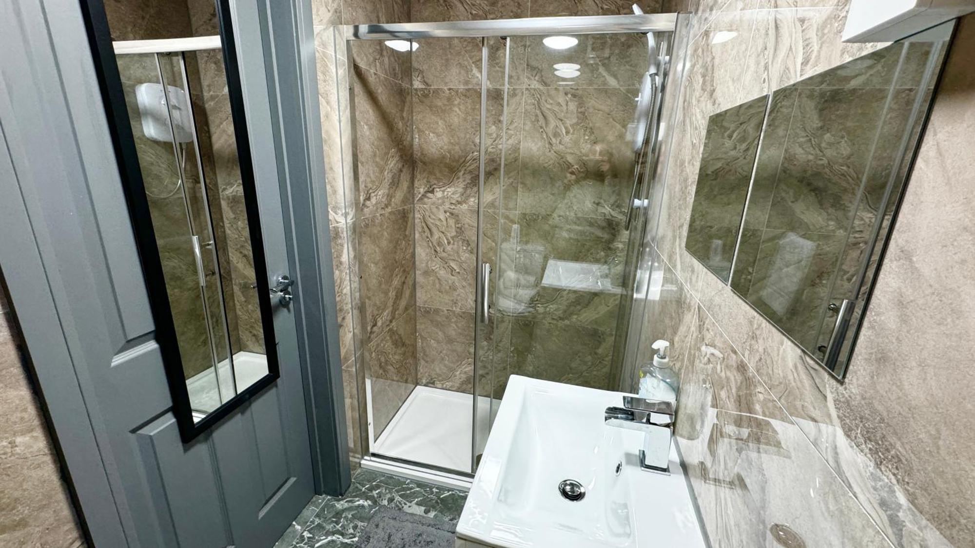 Rnm - Upgraded Business Stay For Travelling Contractors, All Amenities, Private Access Entire Place, Kitchen & Washroom, Smart Tv, Easy Access, Parking Nearby Cradley Heath Eksteriør billede