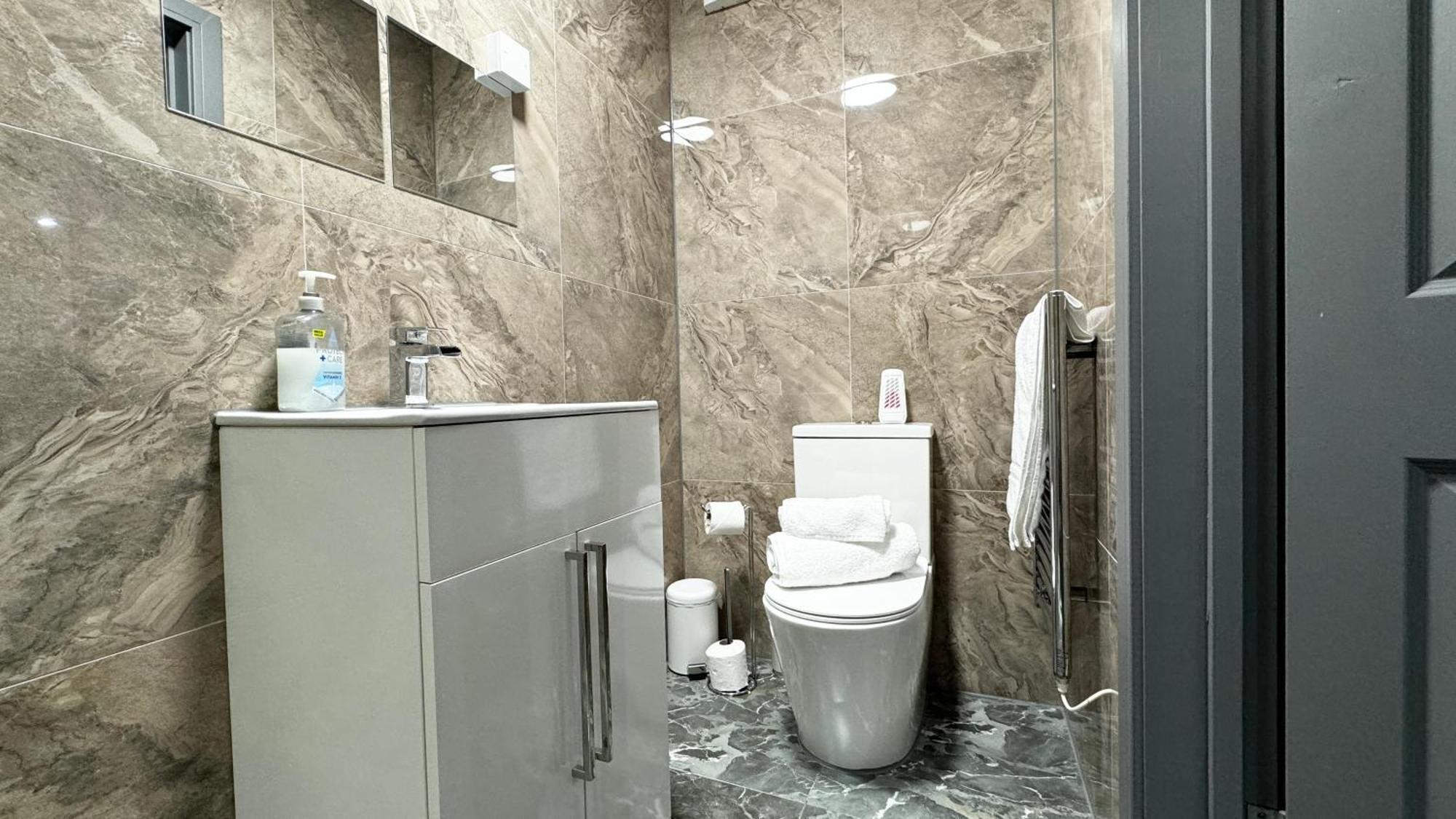 Rnm - Upgraded Business Stay For Travelling Contractors, All Amenities, Private Access Entire Place, Kitchen & Washroom, Smart Tv, Easy Access, Parking Nearby Cradley Heath Eksteriør billede