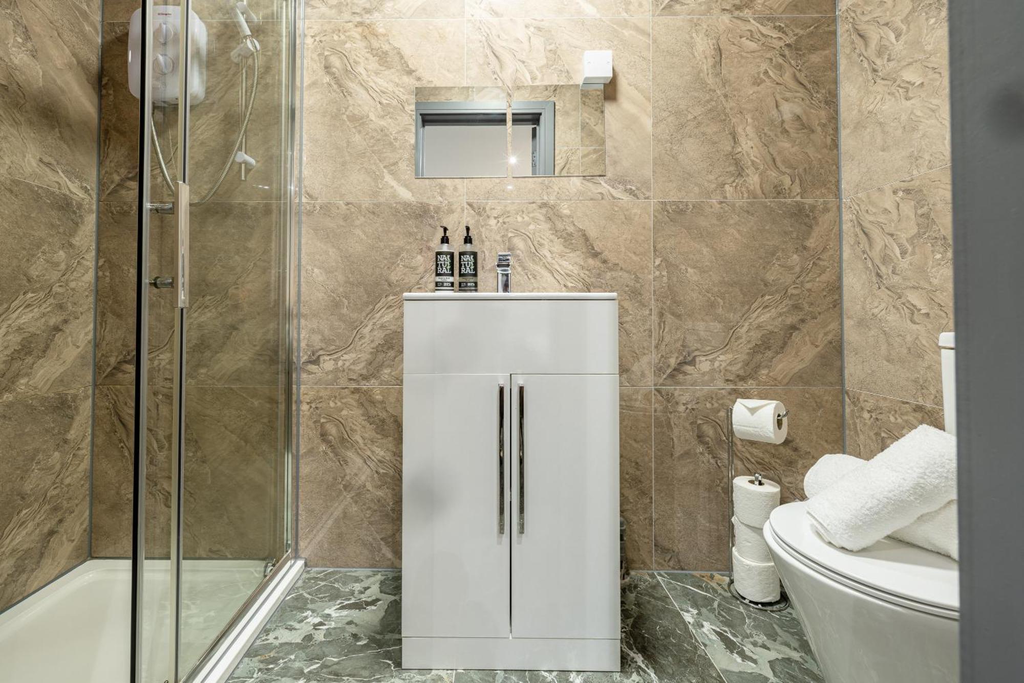 Rnm - Upgraded Business Stay For Travelling Contractors, All Amenities, Private Access Entire Place, Kitchen & Washroom, Smart Tv, Easy Access, Parking Nearby Cradley Heath Eksteriør billede