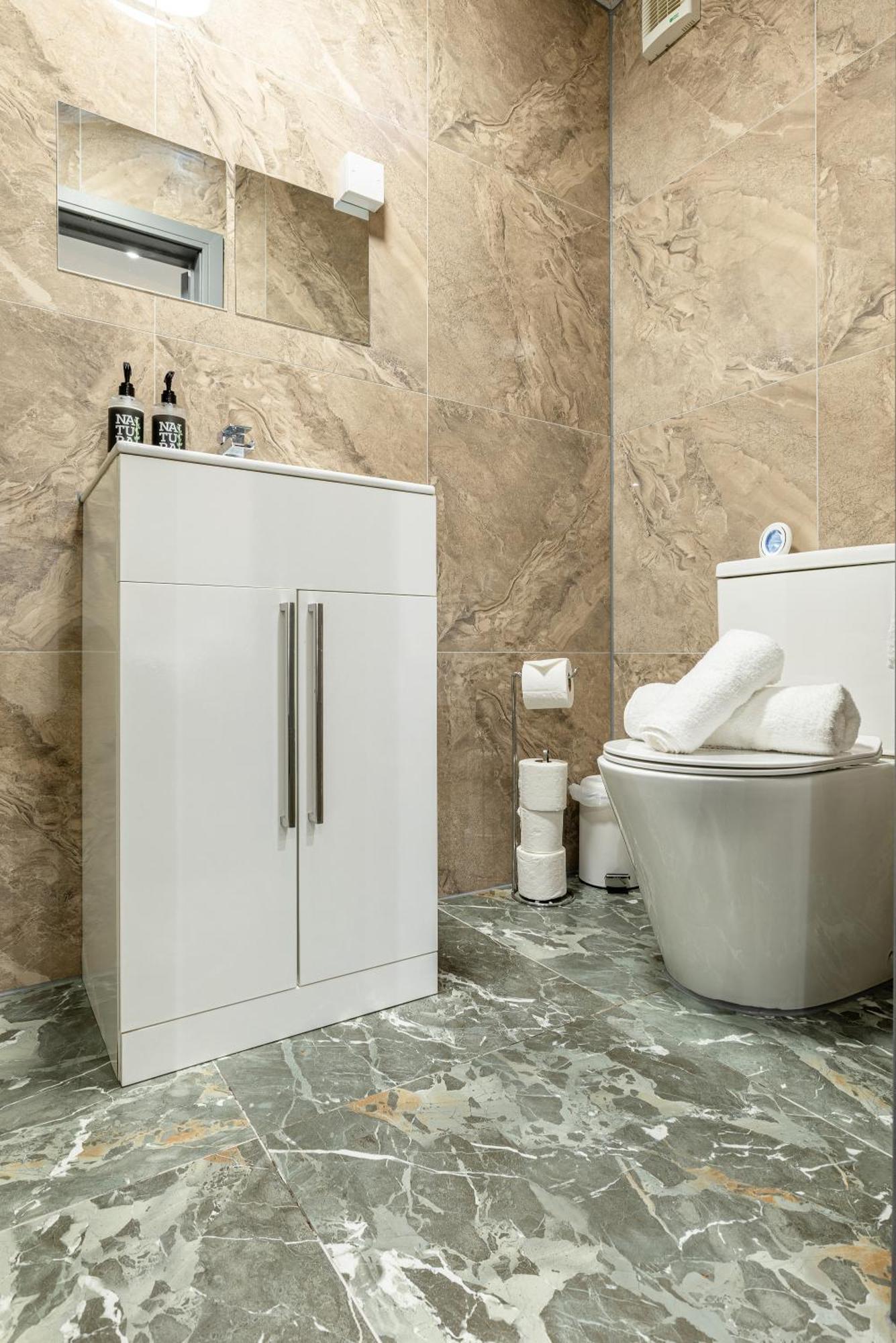 Rnm - Upgraded Business Stay For Travelling Contractors, All Amenities, Private Access Entire Place, Kitchen & Washroom, Smart Tv, Easy Access, Parking Nearby Cradley Heath Eksteriør billede
