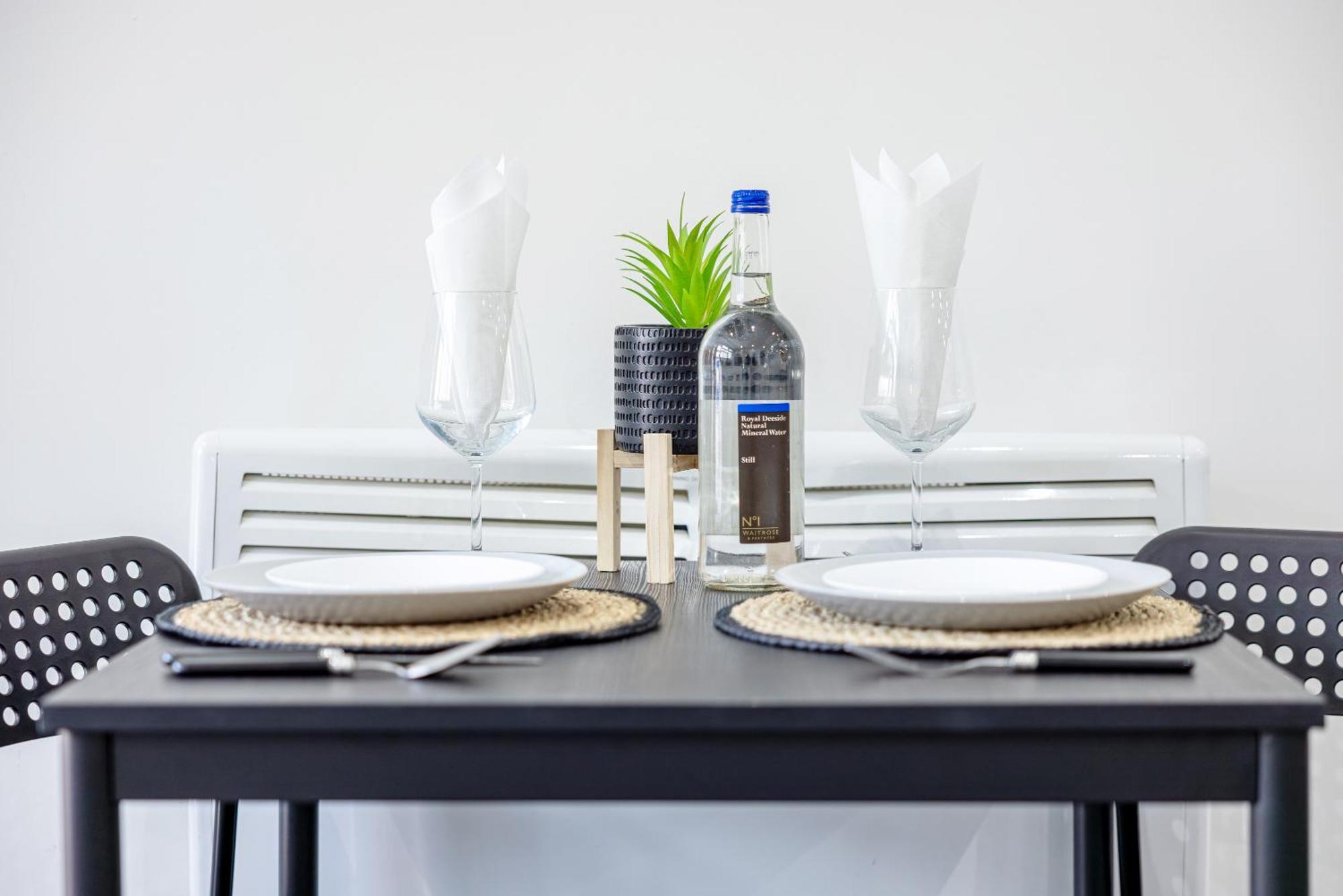 Rnm - Upgraded Business Stay For Travelling Contractors, All Amenities, Private Access Entire Place, Kitchen & Washroom, Smart Tv, Easy Access, Parking Nearby Cradley Heath Eksteriør billede