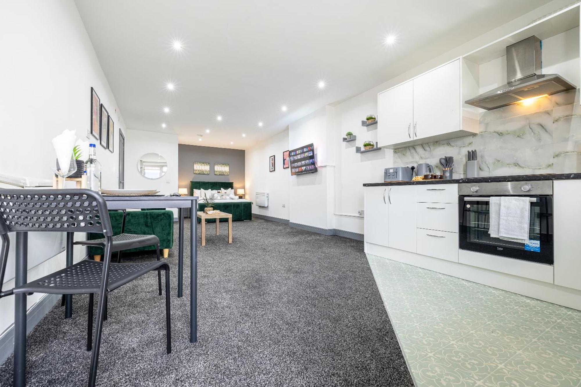 Rnm - Upgraded Business Stay For Travelling Contractors, All Amenities, Private Access Entire Place, Kitchen & Washroom, Smart Tv, Easy Access, Parking Nearby Cradley Heath Eksteriør billede