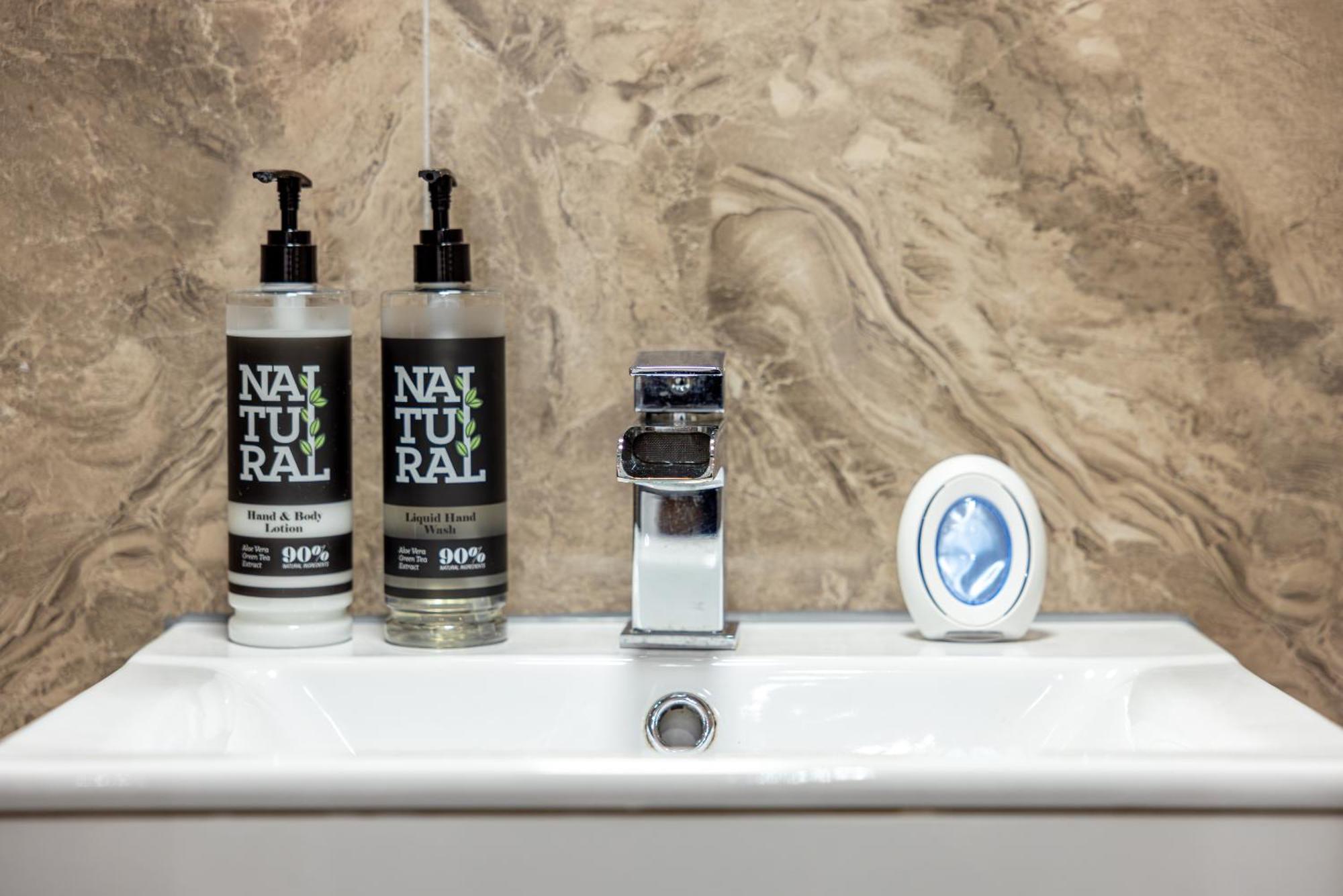 Rnm - Upgraded Business Stay For Travelling Contractors, All Amenities, Private Access Entire Place, Kitchen & Washroom, Smart Tv, Easy Access, Parking Nearby Cradley Heath Eksteriør billede