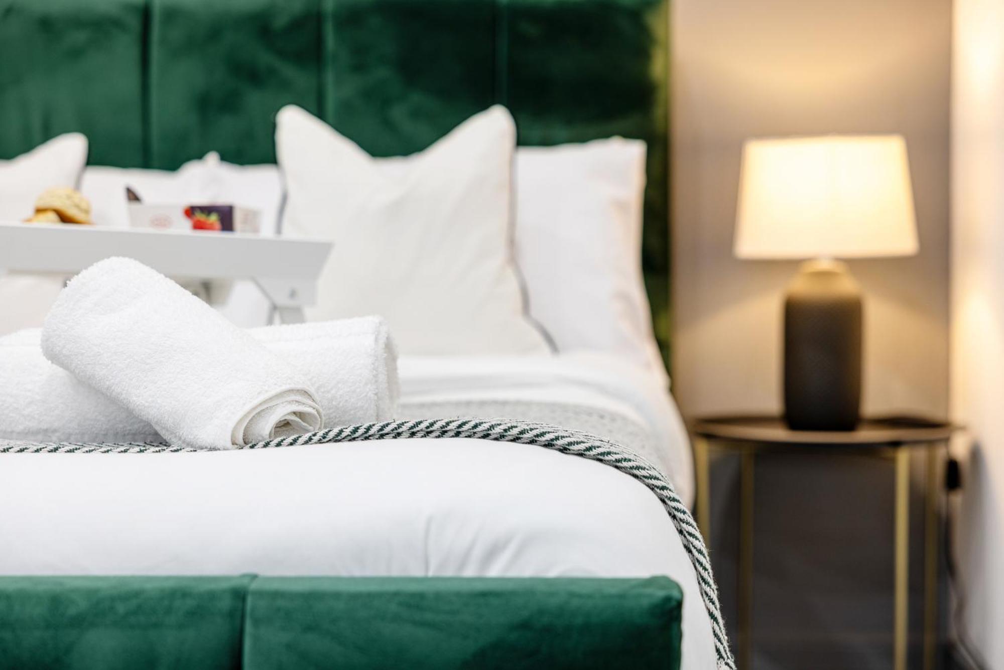 Rnm - Upgraded Business Stay For Travelling Contractors, All Amenities, Private Access Entire Place, Kitchen & Washroom, Smart Tv, Easy Access, Parking Nearby Cradley Heath Eksteriør billede
